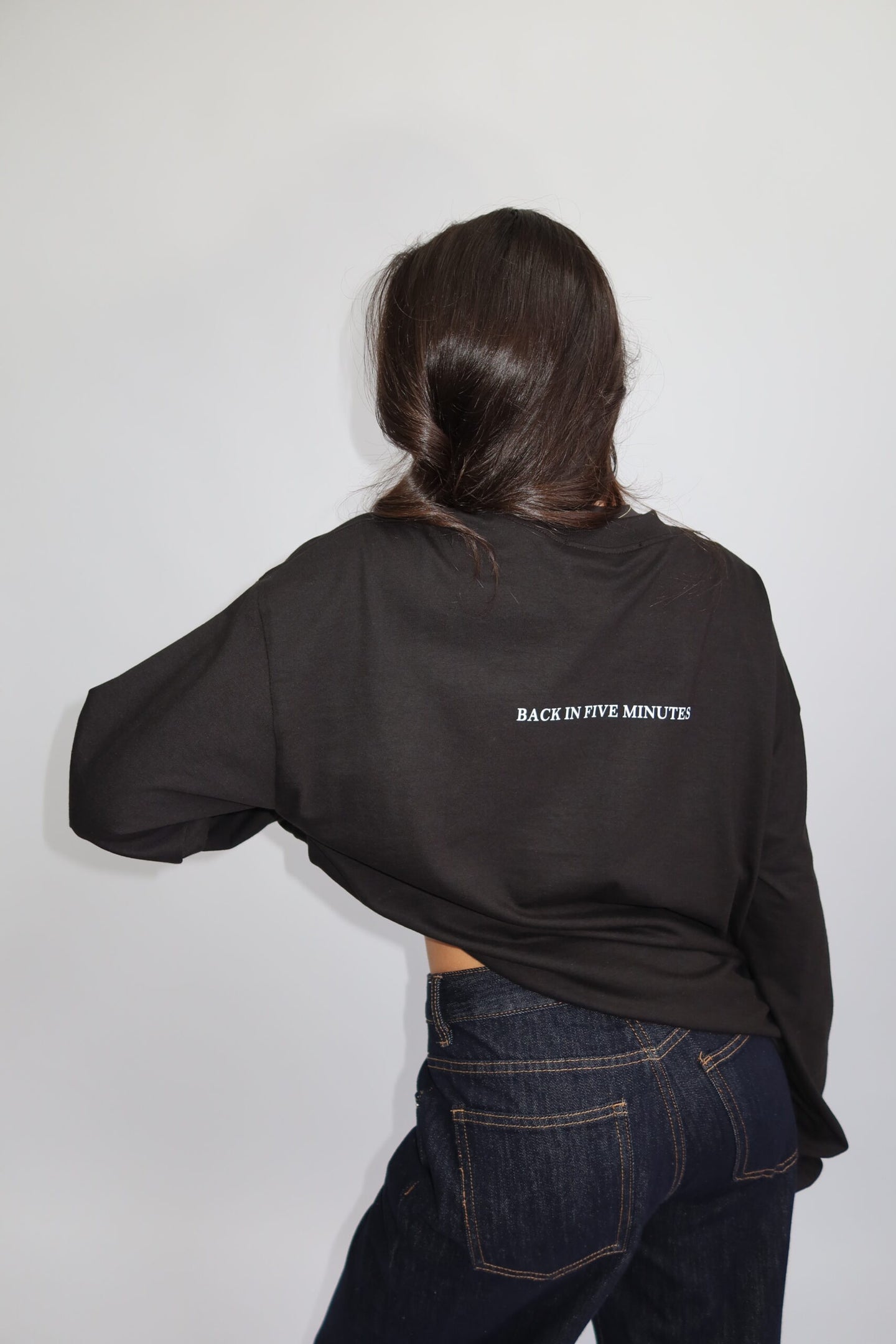 PRIORITY LONGSLEEVE ‘OUT OF MY MIND’ – ZWART